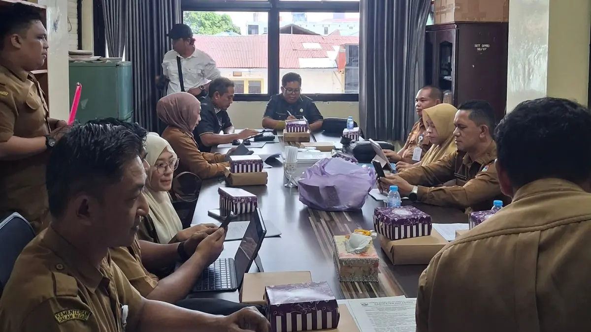 SERIUS: Saat berlangsungnya pembahasan Raperda Pemilihan Kades di Kotabaru yang dipimpin Ketua Pansus l, Rahmad.&nbsp;