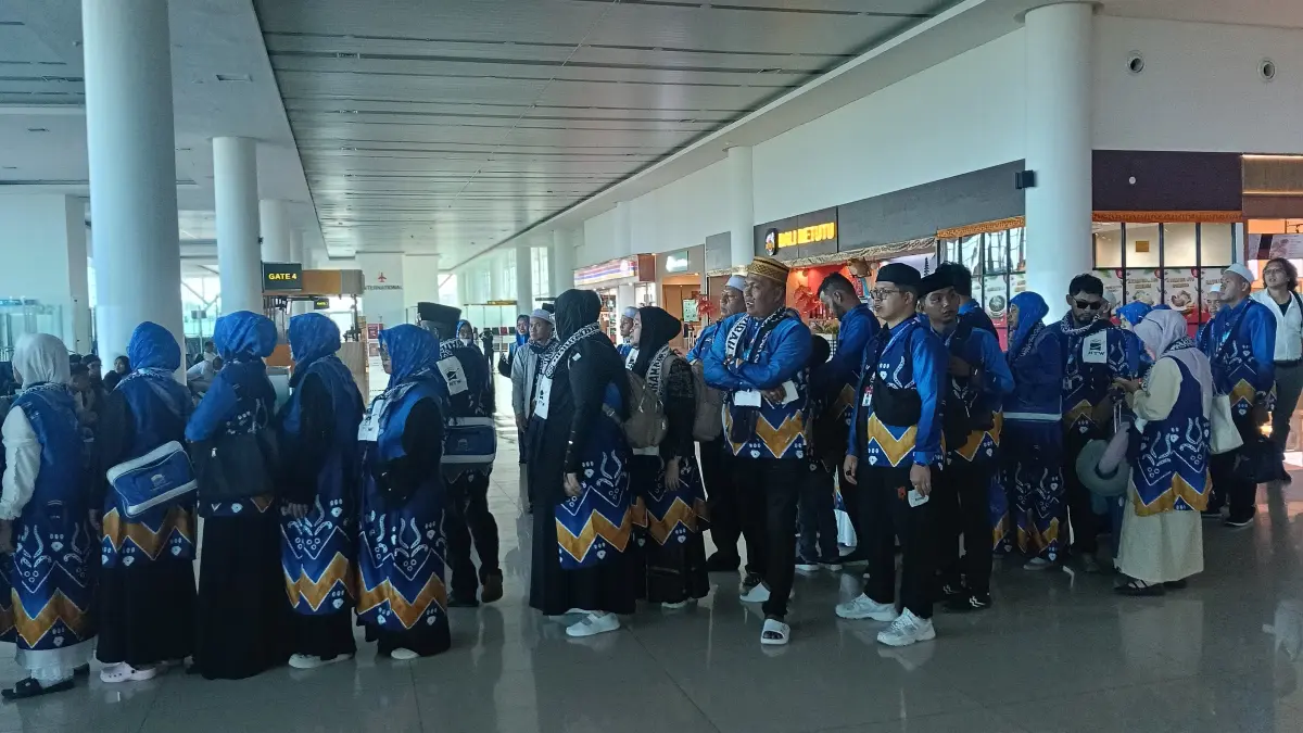 TUNGGU ANTREAN: Jemaah umrah Kalsel mulai memadati Bandara Internasional Syamsudin Noor untuk bertolak menuju Tanah Suci.(Foto: Raudah Anisya/Radar Banjarmasin) 