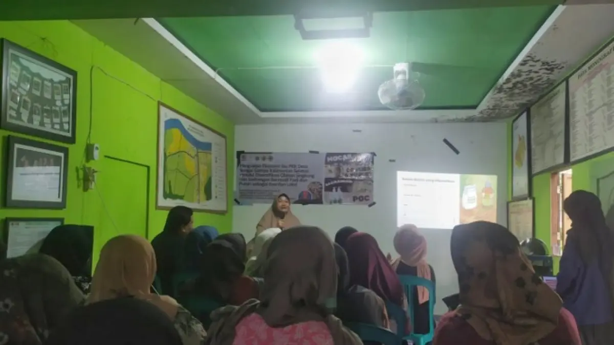TUTORIAL: Tim PKM UNISKA MAB memberikan pelatihan pembuatan pupuk organik cair kepada ibu-ibu di Desa Sungai Gampa, Kabupaten Barito Kuala, Sabtu (20/6/2026).(Foto-foto: Tim PKM UNISKA MAB)