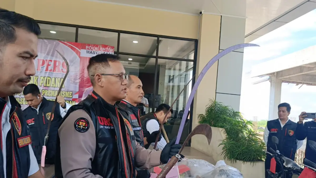 UNGKAP KASUS: Polda Kalsel amankan sejumlah barang bukti (barbuk) dari ratusan tersangka pada kasus tindak pidana 3C dan premanisme, Senin (29/6/2026).(Foto: Sheilla Farazela/Radar Banjarmasin)