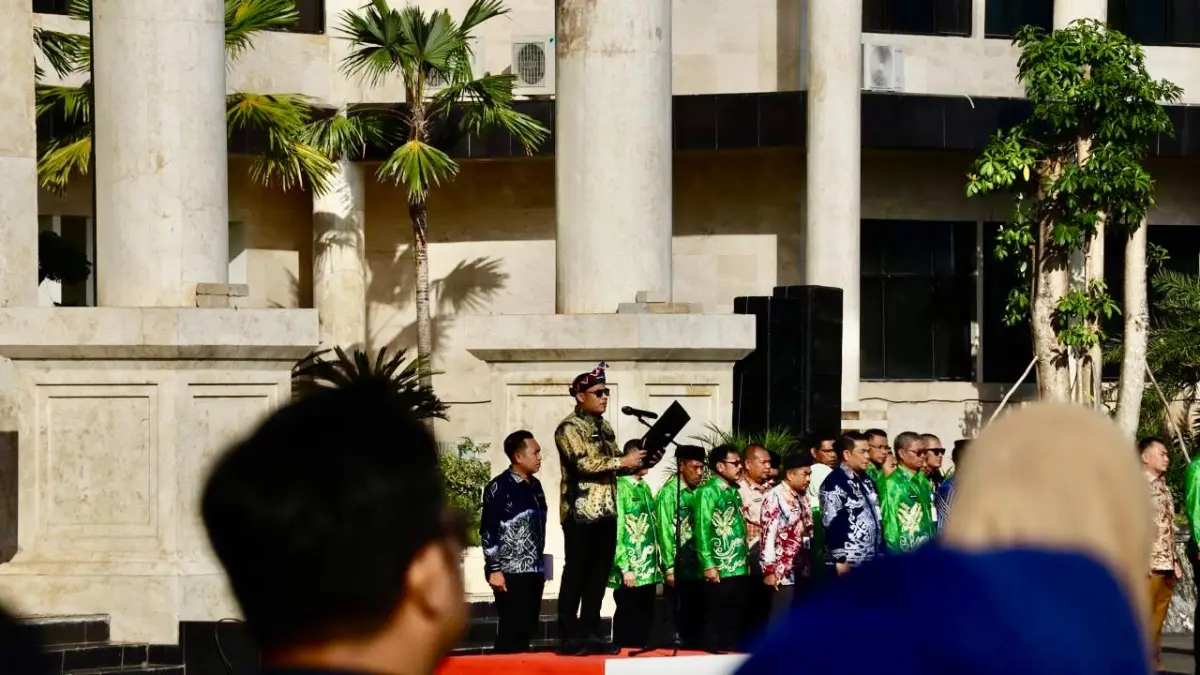 Wabup Syairi Muklis saat memberikan pesan tegas dihadapan para ASN dan PPPK di Halaman Kantor Bupati Sebelimbingan. (Prokopim Setda Kotabaru)