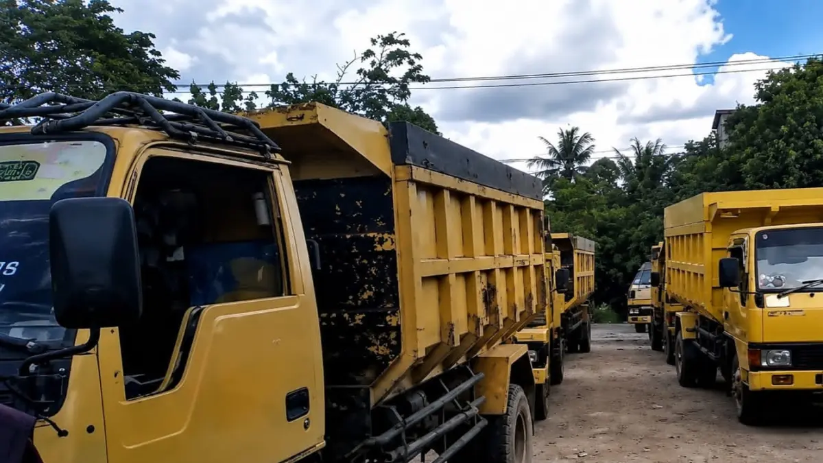 ANTRE: Para sopir truk sedang antre solar di salah satu SPBU di Kabupaten HST.(Foto: Jamaluddin/Radar Banjarmasin)