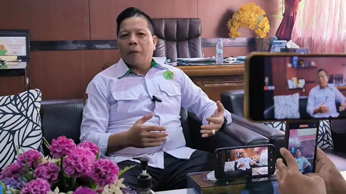 BANTAH : Kepala Kemenag Tala H Khairuddin saat diwawancarai sejumlah media terkait tudingan asusila, Senin (29/6)