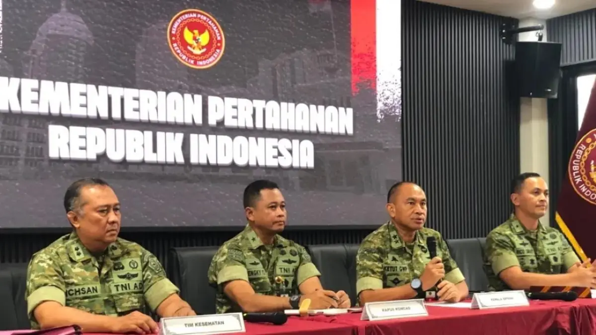 BERI KETERANGAN: Kemhan menyampaikan penjelasan terkait sejumlah peserta latsarmil yang meninggal dunia sepekan belakangan. Total sudah lima peserta kehilangan nyawa. (Sahrul Yunizar/Jawa Pos)