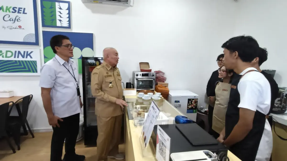 CAFE : Gubernur Kalsel H Muhidin saat berkunjung ke Cafe AKSEL.