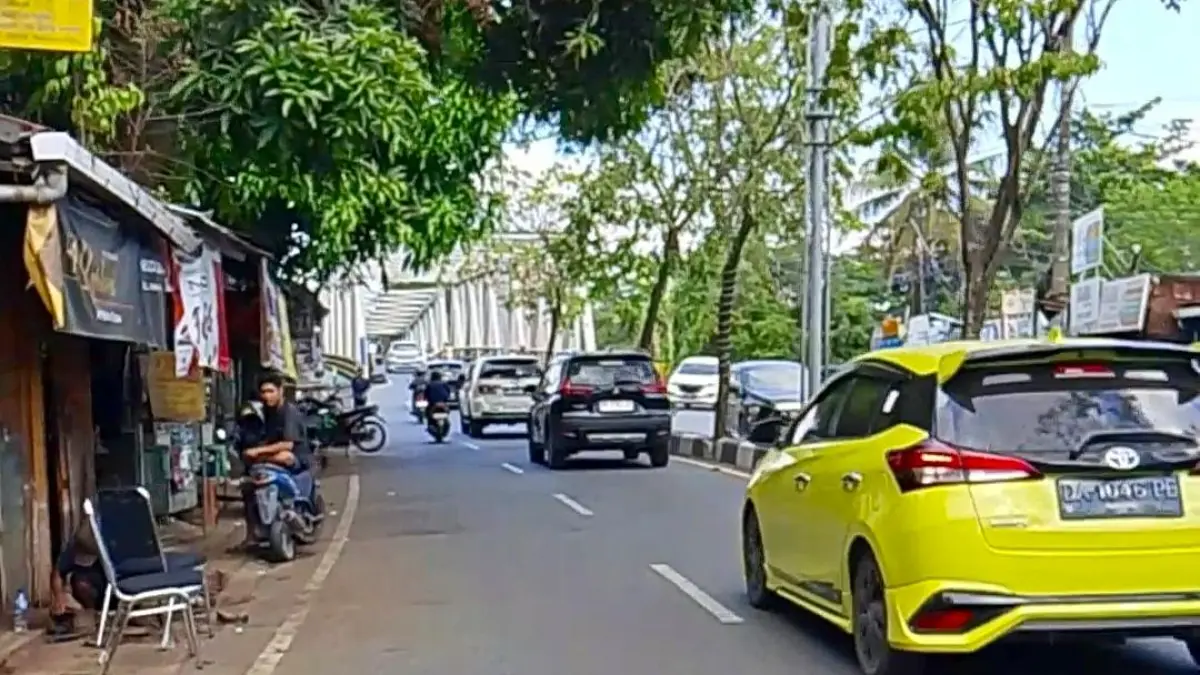 DITATA: Kawasan Jalan Ahmad Yani Kilometer 1 di sekitar turunan Jembatan Dewi akan ditata melalui proyek pelebaran jalan nasional dan pemasangan pipa distribusi air bersih berdiameter 800 milimeter. (Foto: Endang Syarifuddin/Radar Banjarmasin)