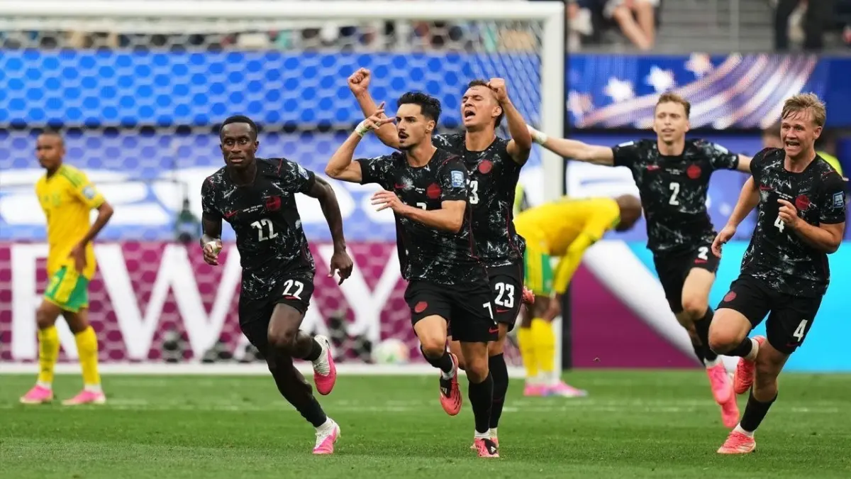 DRAMATIS: Kanada menang dramatis 1-0 atas Afrika Selatan (Afsel) di 32 besar Piala Dunia 2026. Gol di menit akhir meloloskan Les Rouges ke-16 besar dan memulangkan Afsel.&nbsp;
(AFP)&nbsp;