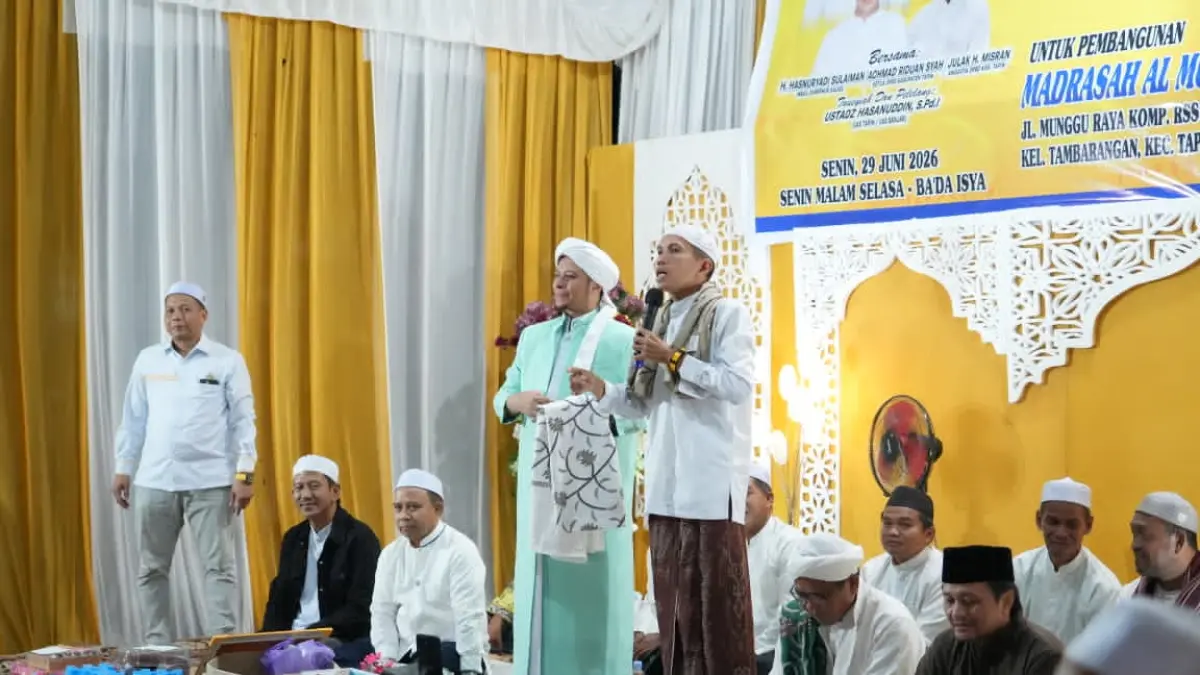 GALANG DANA: Suasana lelang amal di halaman rumah seorang tokoh masyarakat Kabupaten Tapin di Kelurahan Tambarangan berlangsung hingga selasa (30/6/2026) dini hari.(Foto:Rasidi Fadli/Radar Banjarmasin)&nbsp;