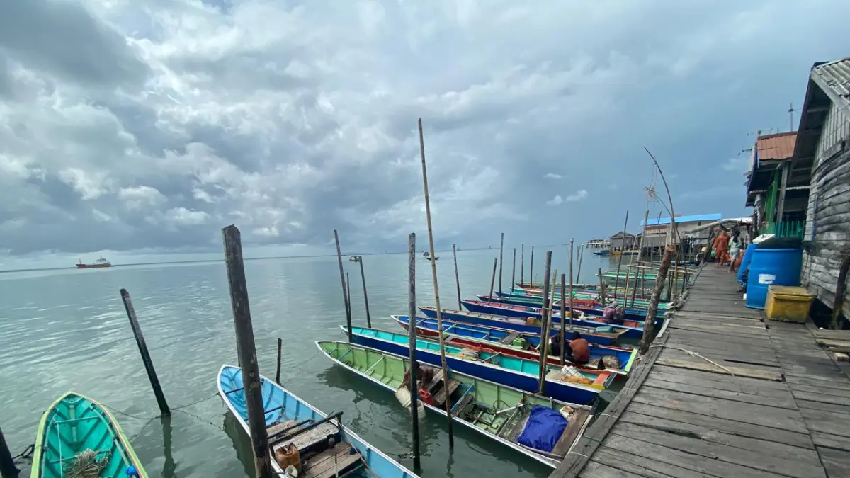Kapal kapal nelayan yang tidak melaut di Desa Rampa. (Jumain/Radar Banjarmasin)&nbsp;