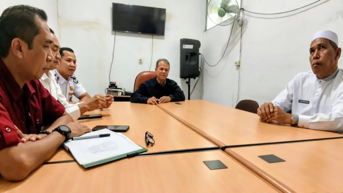 KOORDINASI: Kepala Bakesbangpol HSU, H Amberani memimpin Rapat Koordinasi Tim Terpadu Penanganan Konflik Sosial di Kantor Bakesbangpol HSU, Selasa (30/6/2026).(Foto: M Akbar/Radar Banjarmasin)