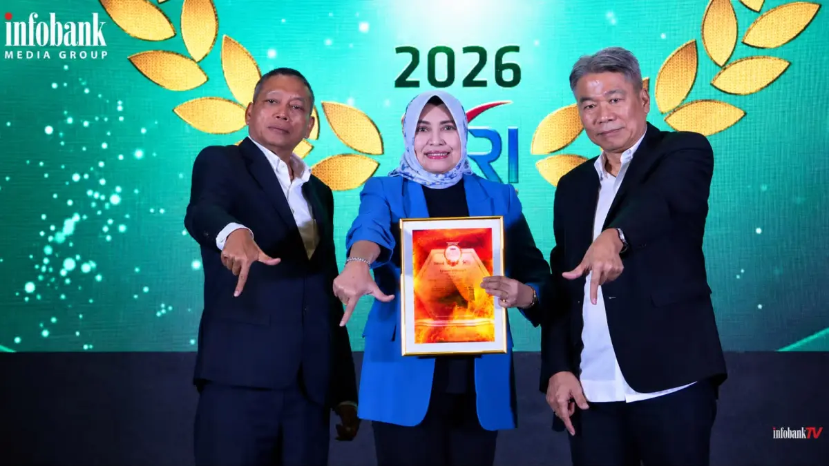 PRESTASI: Direktur Kepatuhan Bank Kalsel, Mitra Damayanti (tengah) saat menerima penghargaan di ajang Infobank-MRI Banking Service&nbsp;
Excellence Appreciation 2026 di Jakarta.&nbsp;