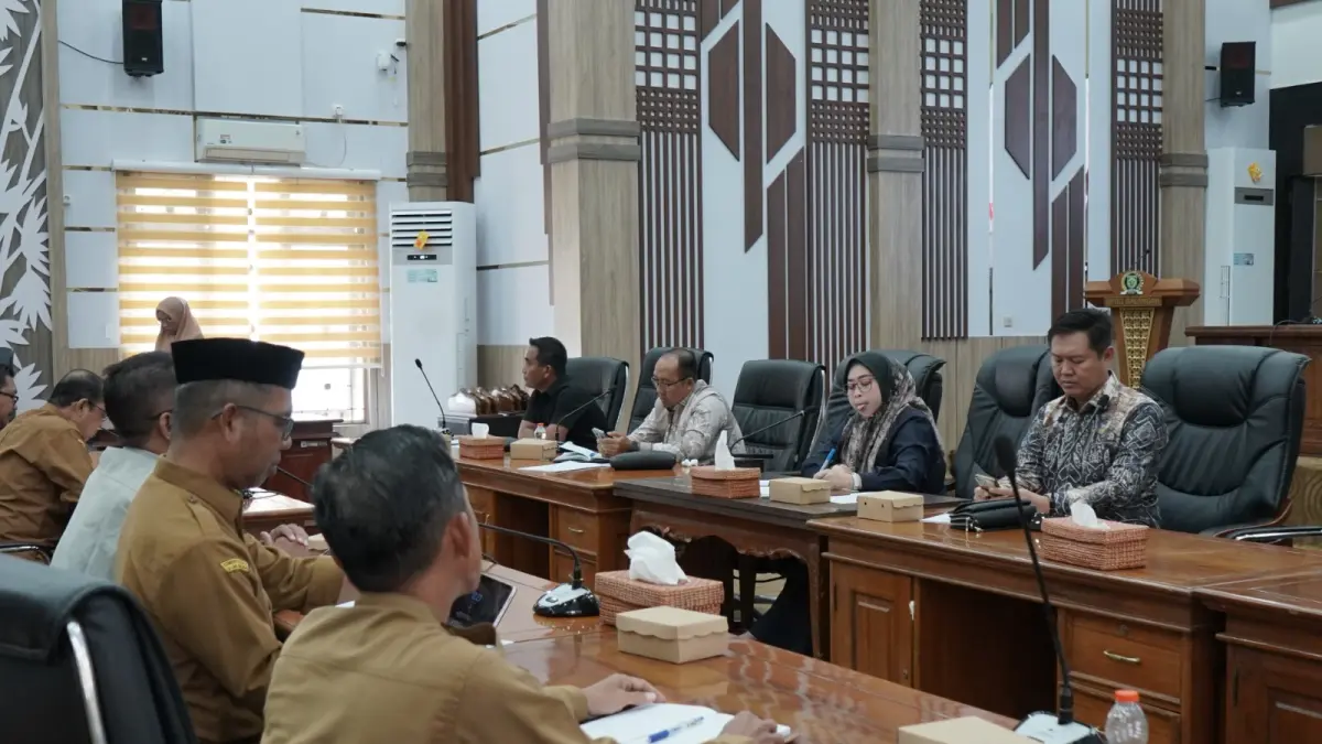RAPAT: Suasana Rapat Dengar Pendapat Umum (RDPU) di DPRD Balangan membahas dampak banjir dan kerusakan lahan. (Humas DPRD untuk Radar Banjarmasin)