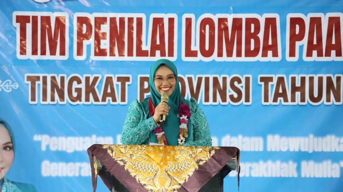 SAMBUTAN: Ketua TP PKK Tanah Bumbu, Andi Irmayani Rudi Latif menyampaikan sambutan saat verifikasi lapangan Lomba Pola Asuh Anak dan Remaja di Era Digital (PAAREDI) Tingkat Provinsi Kalimantan Selatan di Desa Sepakat, Kecamatan Mantewe, Selasa (23/6).