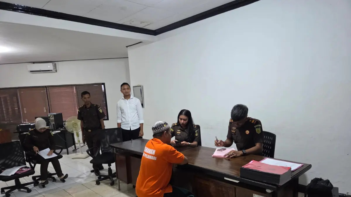 TERSERET: Mantan Kades Sambangan berinisial N saat ditetapkan sebagai tersangka kasus mafia tanah. (Foto: Kejari Tala untuk Radar Banjarmasin)