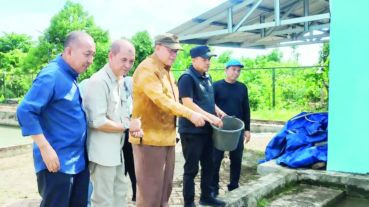 TINJAU: Komisi III DPRD Banjarbaru meninjau fasilitas UPT Balai Benih Ikan DKP3 untuk melihat kondisi sarana dan prasarana yang dinilai masih perlu dibenahi. (Ist)
