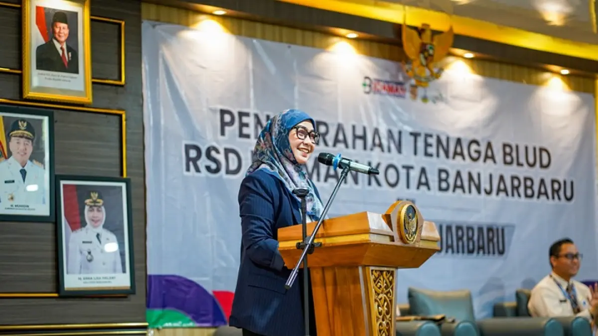 Wali Kota Banjarbaru Hj. Erna Lisa Halaby mengumumkan kenaikan gaji pegawai BLUD RSD Idaman (MC Banjarbaru untuk Radar Banjarmasin)