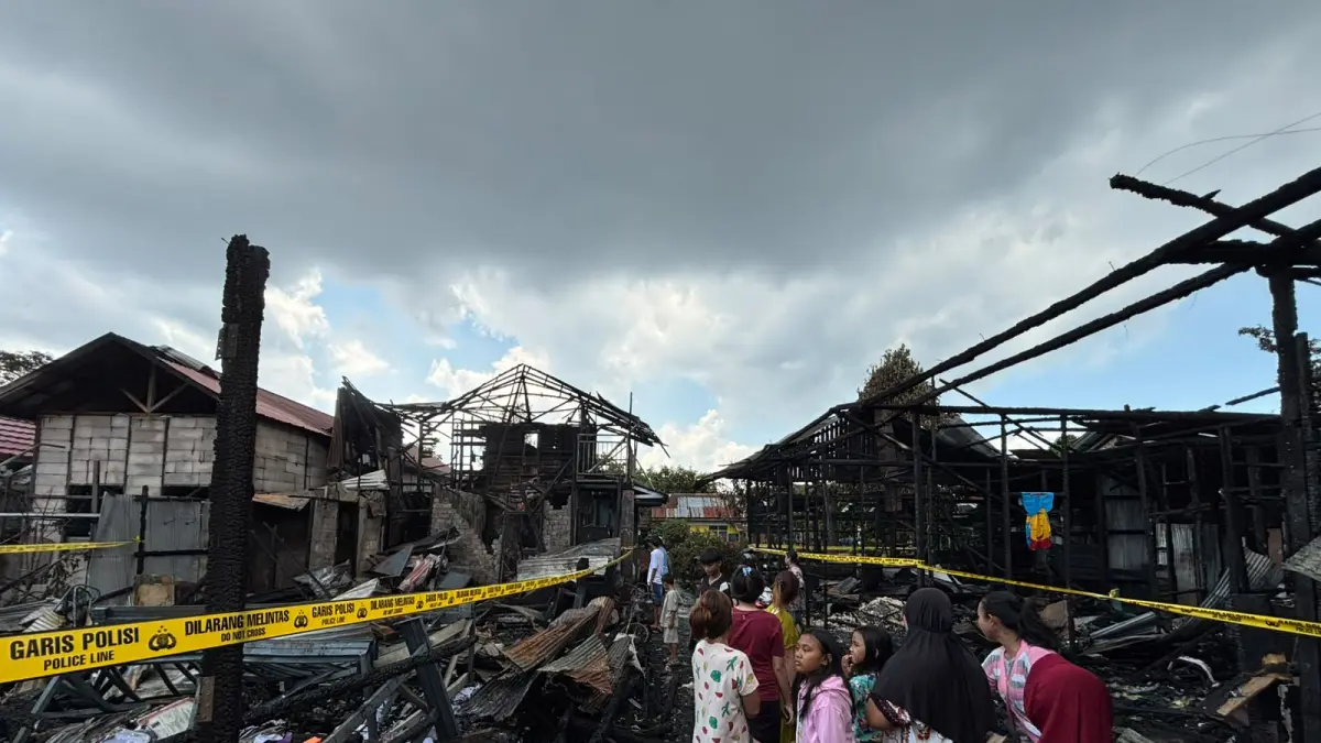 Warga menyaksikan lokasi pasca kebakaran yang sempat terjadi di Gang Pelangi, Jalan Antasan Kecil Timur Dalam, Kecamatan Banjarmasin Utara, Selasa (30/6/2026) pagi. (Zulvan Rahmatan/Radar Banjarmasin)