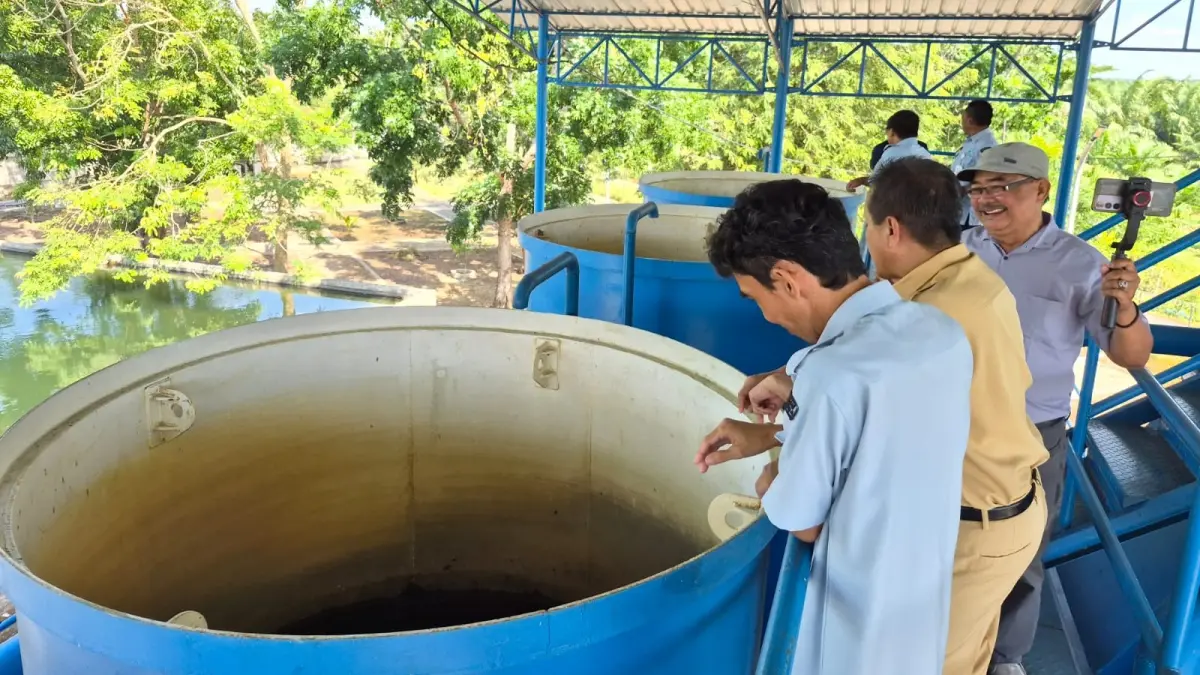 CEK: Plt Direktur PT Air Minum Berkah Banua (AMBB) Akhmad Hairin bersama Satuan Pengawas Internal (SPI) Eko Sugiharto meninjau SPAM IKK Bajuin untuk memastikan pasokan air baku tetap aman di tengah musim kemarau, Selasa (30/6/2026). (Foto: Norsalim Yahya/Radar Banjarmasin)