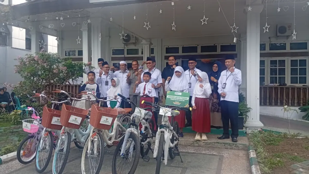 SERAHKAN: Baznas Kabupaten Hulu Sungai Selatan menyerahkan bantuan pendidikan berupa voucher seragam sekolah dan sepeda kepada siswa, sekaligus santunan bagi anak yatim dalam rangka menyambut Muharram dan Hari Asyura. (Foto: M. Padil Ihsan/Radar Banjarmasin)
