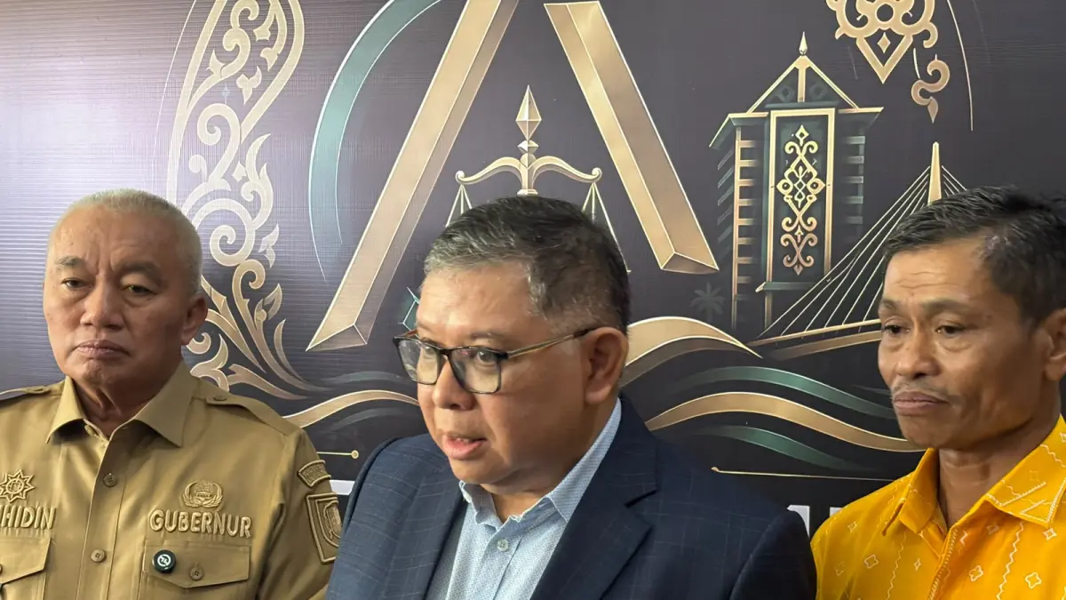 WAWANCARA: Jamdatun Kejaksaan Agung RI, Narendra Jatna, memberikan keterangan kepada awak media usai seminar Academic Engagement di Fakultas Hukum ULM, Banjarmasin. Ia didampingi Kepala Kejaksaan Tinggi Kalimantan Selatan, Gubernur Kalimantan Selatan, dan Rektor ULM. (Zulvan Rahmatan/Radar Banjarmasin)