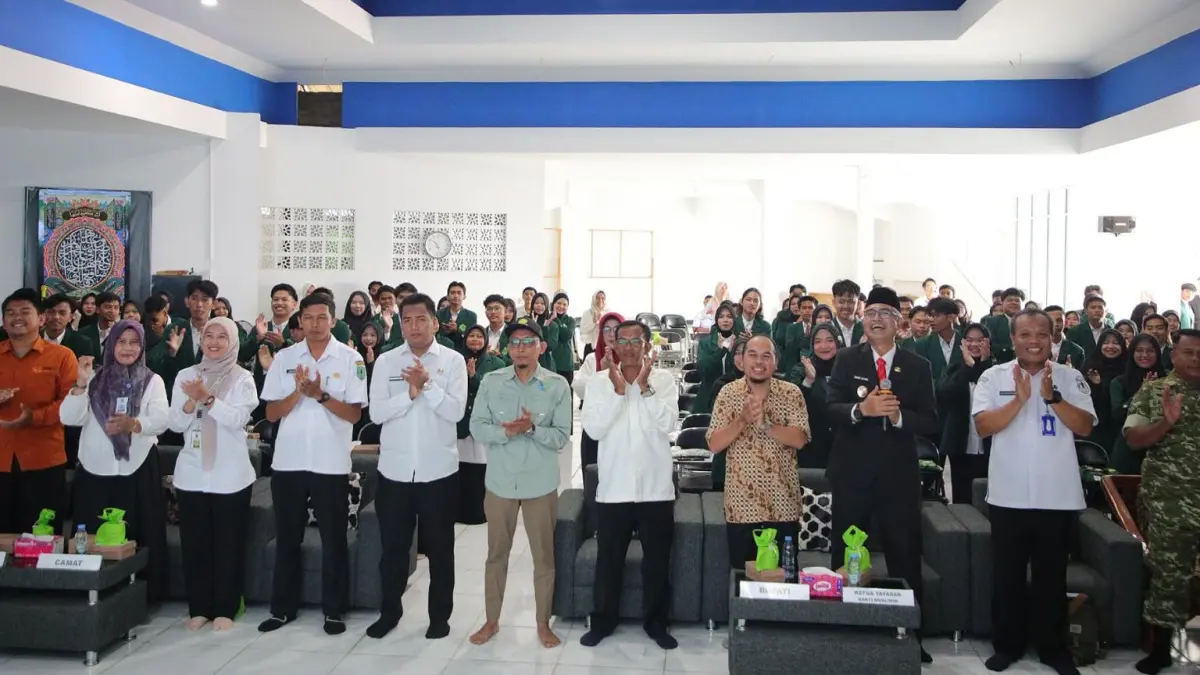 HADIR: Wabup HSU, Hero Setiawan (tiga dari kanan) didampingi jajaran STIPER Amuntai melepas sekaligus berfoto bersama 76 mahasiswa peserta Program Praktik Kerja Mahasiswa (PKM) yang akan melaksanakan pengabdian di 13 desa di Kecamatan Sungai Tabukan, Rabu (1/7/2026).(Foto: M Akbar/Radar Banjarmasin)