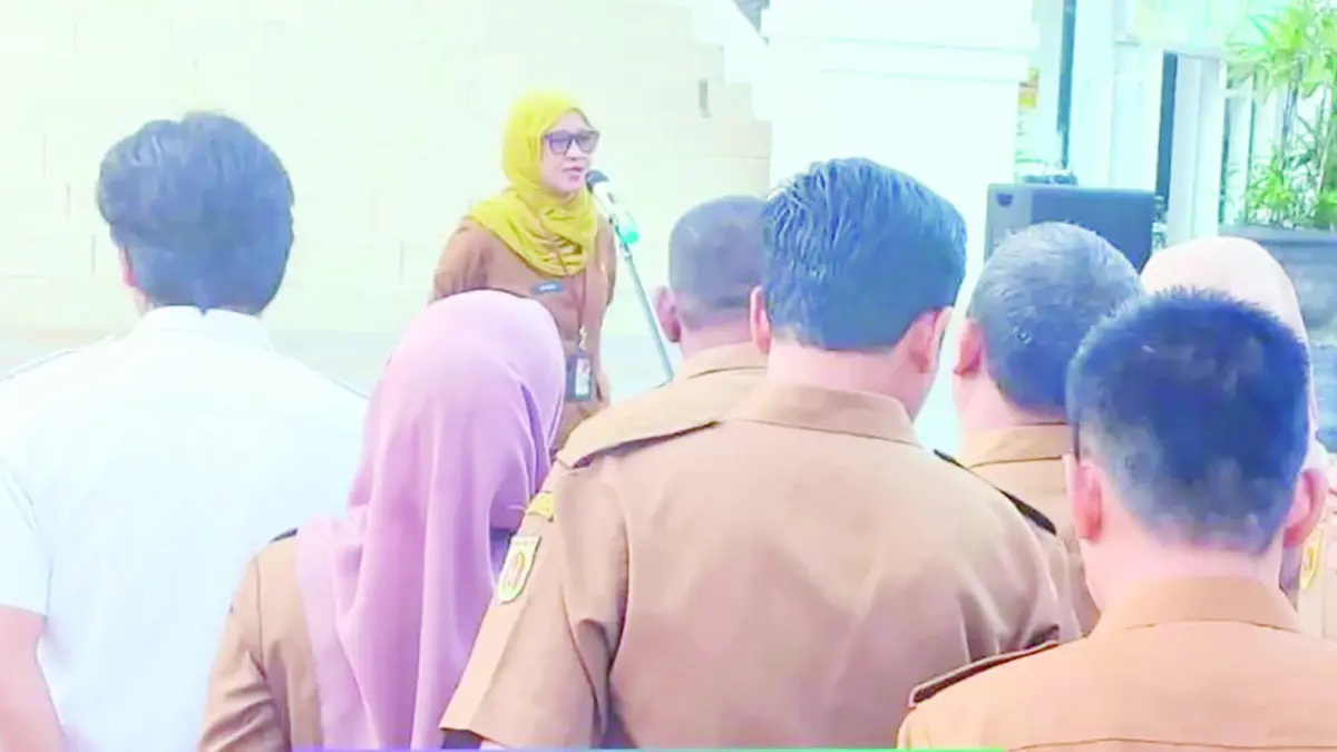 APEL: Sekretaris DPRD Kota Banjarbaru Hj. Arnawaty Sufiatin memimpin apel pagi pegawai di halaman Kantor Sekretariat DPRD Banjarbaru, Selasa (30/6).