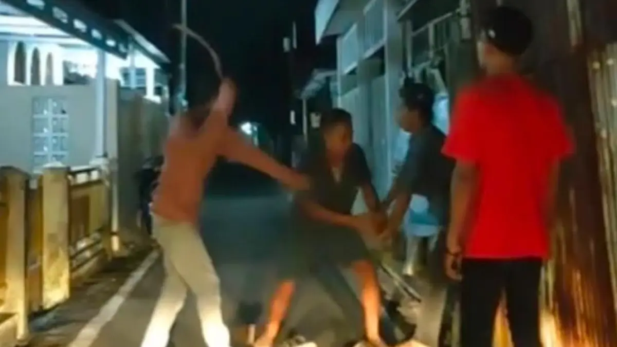 BRUTAL: Rekaman video warga memperlihatkan dugaan perkelahian menggunakan sajam yang melibatkan empat orang di Gang Kita, Teluk Dalam, Banjarmasin Tengah, Selasa (30/6/2026), satu orang tewas dalam peristiwa ini.(Foto: Tangkapan Layar)
