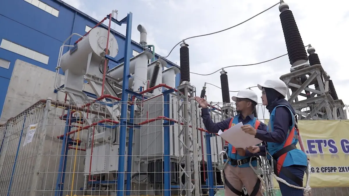 CEK JALUR: Petugas PLN melakukan penanganan jaringan listrik. (Kementerian ESDM)