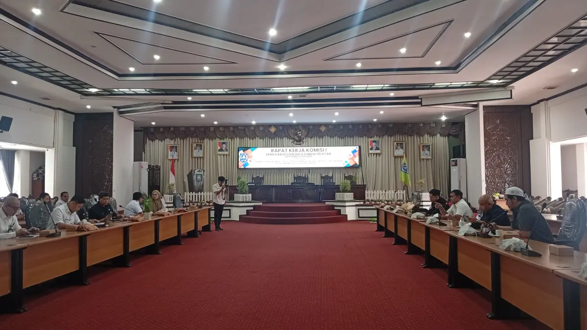 DALAMI: Komisi I DPRD HSS bersama Mitra kerja dalam pembahasan Raperda Pertanggungjawaban APBD 2025.(Foto: M. Padil Ihsan/Radar Banjarmasin)&nbsp;