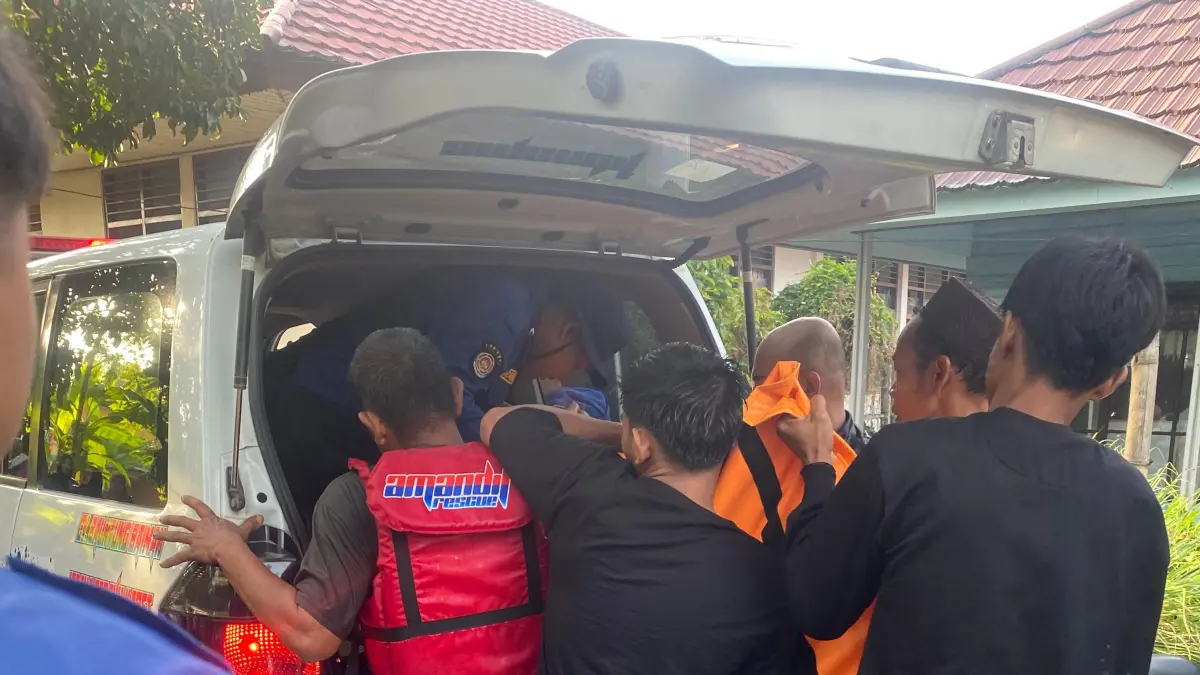 DITEMUKAN: Kariyadi (32), korban tenggelam di sungai Amandit ditemukan meninggal, dan dievakuasi ke unit ambulans untuk dibawa ke rumah duka. (Foto: PMK Pangdam untuk Radar Banjarmasin)&nbsp;