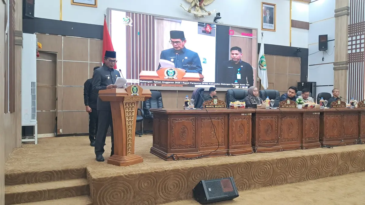 EVALUASI KINERJA: Penyerahan dokumen laporan capaian kinerja keuangan dan serapan anggaran daerah tahun 2025 untuk dievaluasi lebih lanjut. (M Dirga/ Radar Banjarmasin)