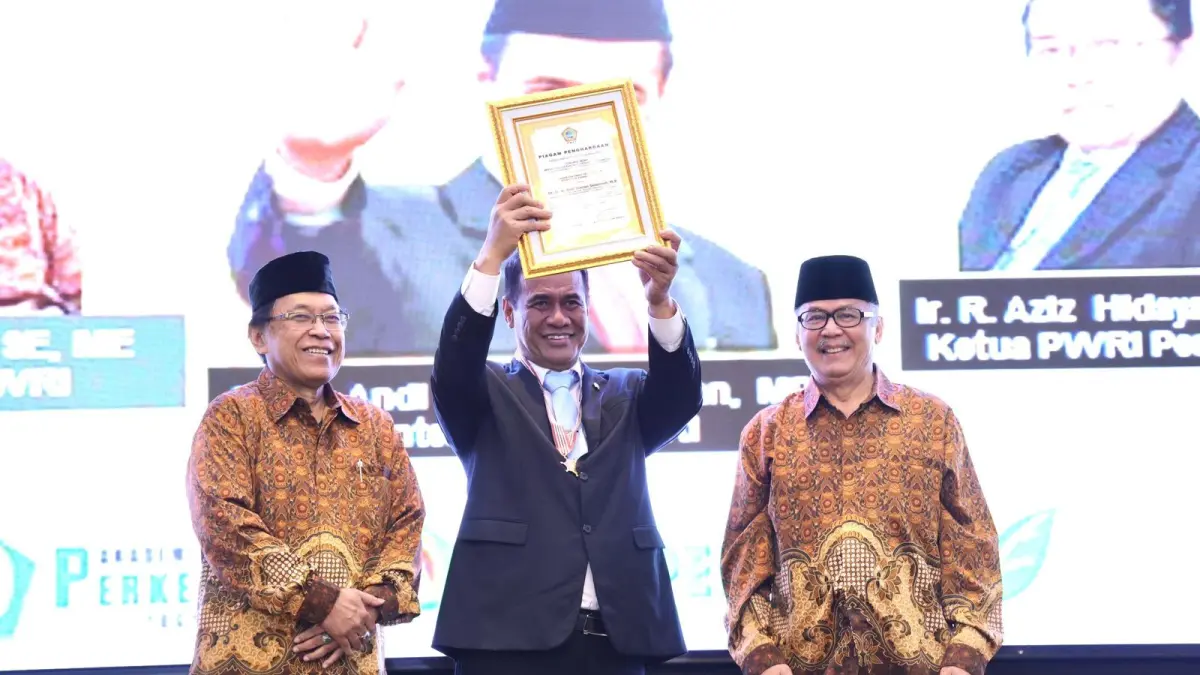 APRESIASI: Mentan Andi Amran Sulaiman menerima penghargaan Wredatama Nugraha Utama oleh Persatuan Wredatama Republik Indonesia (PWRI). 