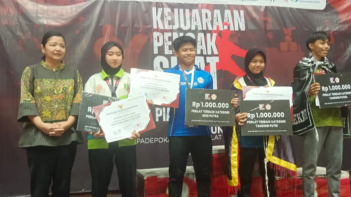 MEDALI: Para atlet pencak silat Kalimantan Selatan berpose dengan tujuh medali yang berhasil diraih dalam Kejuaraan Pencak Silat CNN Indonesia Piala Presiden 2026 di Padepokan Pencak Silat TMII, Jakarta, 25-28 Juni 2026.(Dok Dispora Kalsel)