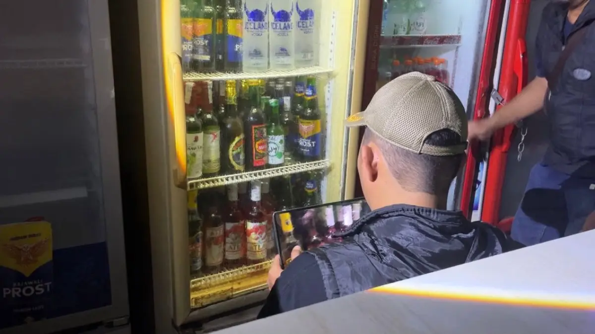 MIRAS: Botol miras yang ditemukan saat Disperdagin dan Satpol PP Banjarmasin menggelar razia malam. (Dok. Radar Banjarmasin)
