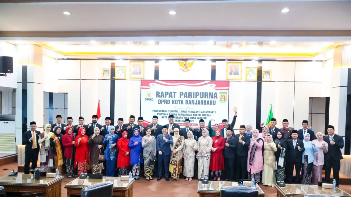MOMEN: Ketua DPRD Kota Banjarbaru H Muhammad Syahrial berfoto bersama unsur pimpinan dan anggota DPRD Kota Banjarbaru.