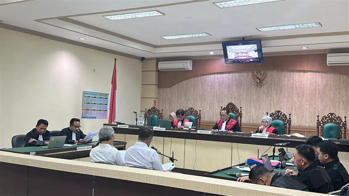 Mulyono, mantan Kepala KPP Madya Banjarmasin, bersama Dian Jaya Demega, seorang Pemeriksa Pajak Pelaksana Lanjutan menjalani sidang dakwaan dugaan suap restitusi di PN Tipikor Banjarmasin, Selasa (30/6). (Muhammad Oscar Fraby)