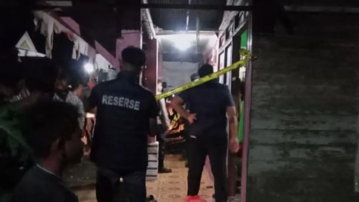 OLAH TKP: Personel Polres HST memasang garis Polisi di sebuah rumah di Desa Ayuang yang jadi lokasi anak gorok ayah tiri pakai cutter, Selasa (30/6/2026).(Foto: Polres HST)  