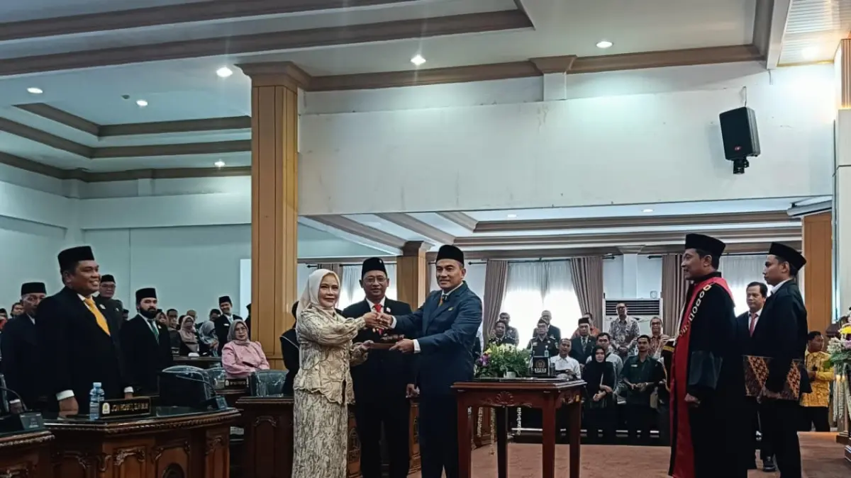 Palu kepemimpinan DPRD Banjarbaru resmi diemban Muhammad Syahrial dalam rapat paripurna yang digelar, Rabu (1/7). Ia menggantikan Gusti Rizky. (Sheilla Farazela/ Radar Banjarmasin)