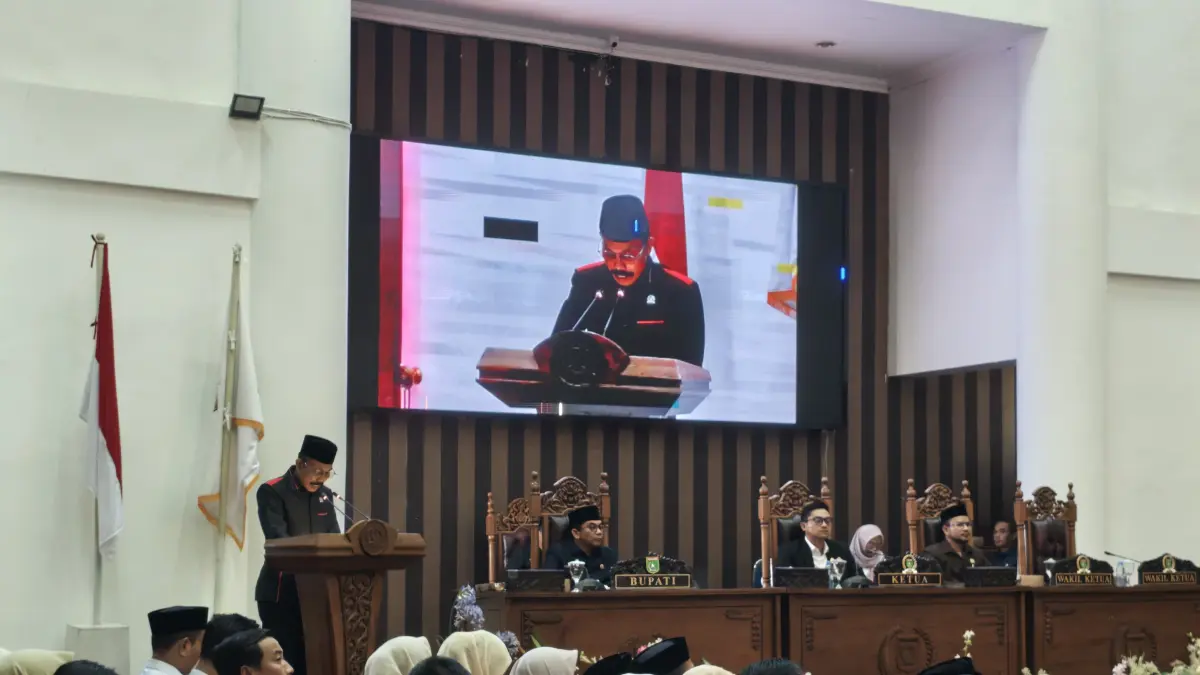PARIPURNA: Juru Bicara Fraksi PDI Perjuangan DPRD Tanah Bumbu, I Wayan Sudarma, menyampaikan pandangan akhir fraksi dalam Rapat Paripurna Pengambilan Keputusan terhadap LPj APBD Tahun Anggaran 2025. (Foto: Zulqarnain/Radar Banjarmasin)