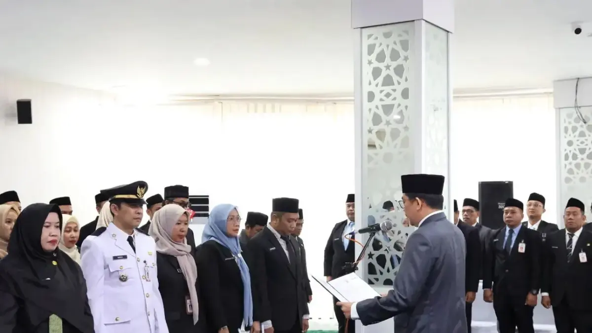 PELANTIKAN: Bupati Tanah Bumbu Andi Rudi Latif melantik dan mengambil sumpah jabatan pejabat administrator dan pengawas di lingkungan Pemkab Tanah Bumbu, Rabu (1/7). (Foto: DiskominfoSP Tanah Bumbu)