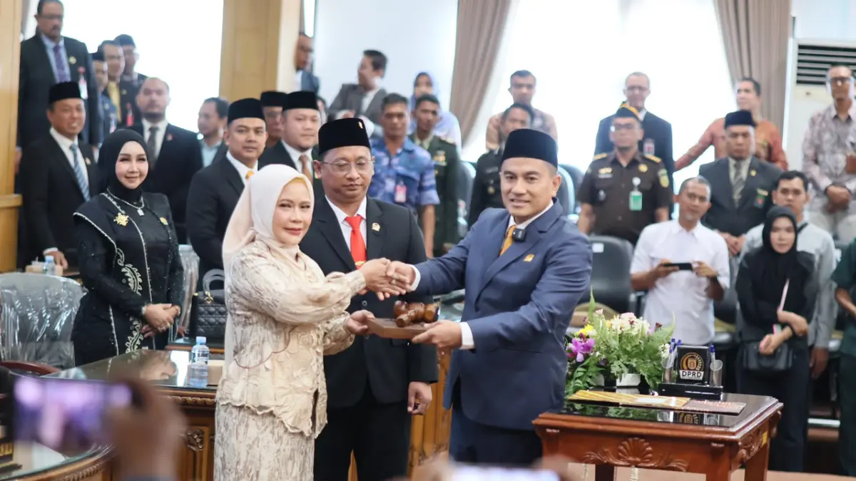 PENYERAHAN PALU: Palu sidang diserahkan kepada H Muhammad Syahrial sebagai simbol resmi dimulainya kepemimpinannya di DPRD Kota Banjarbaru. 
