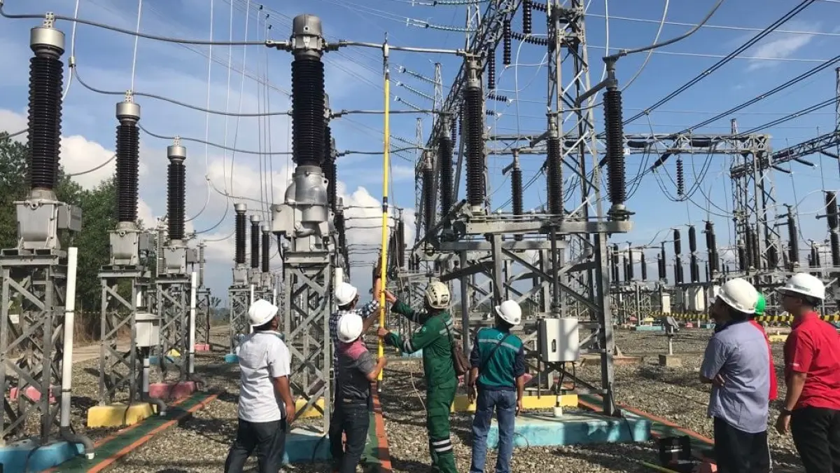 PERBAIKAN: Ilustrasi pemeliharaan komponen kelistrikan di Gardu Induk (GI). PLN melakukan pengaturan operasi kelistrikan di wilayah Martapura akibat gangguan teknis pada komponen PLTGU yang memengaruhi pasokan daya sistem. (Foto: Kementerian ESDM)
