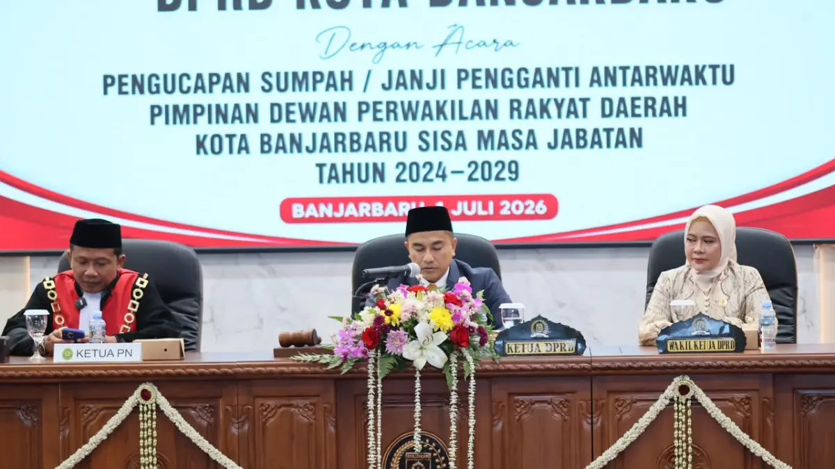 PERDANA: Ketua DPRD Kota Banjarbaru H  Muhammad Syahrial untuk pertama kalinya memimpin rapat paripurna usai resmi dilantik.