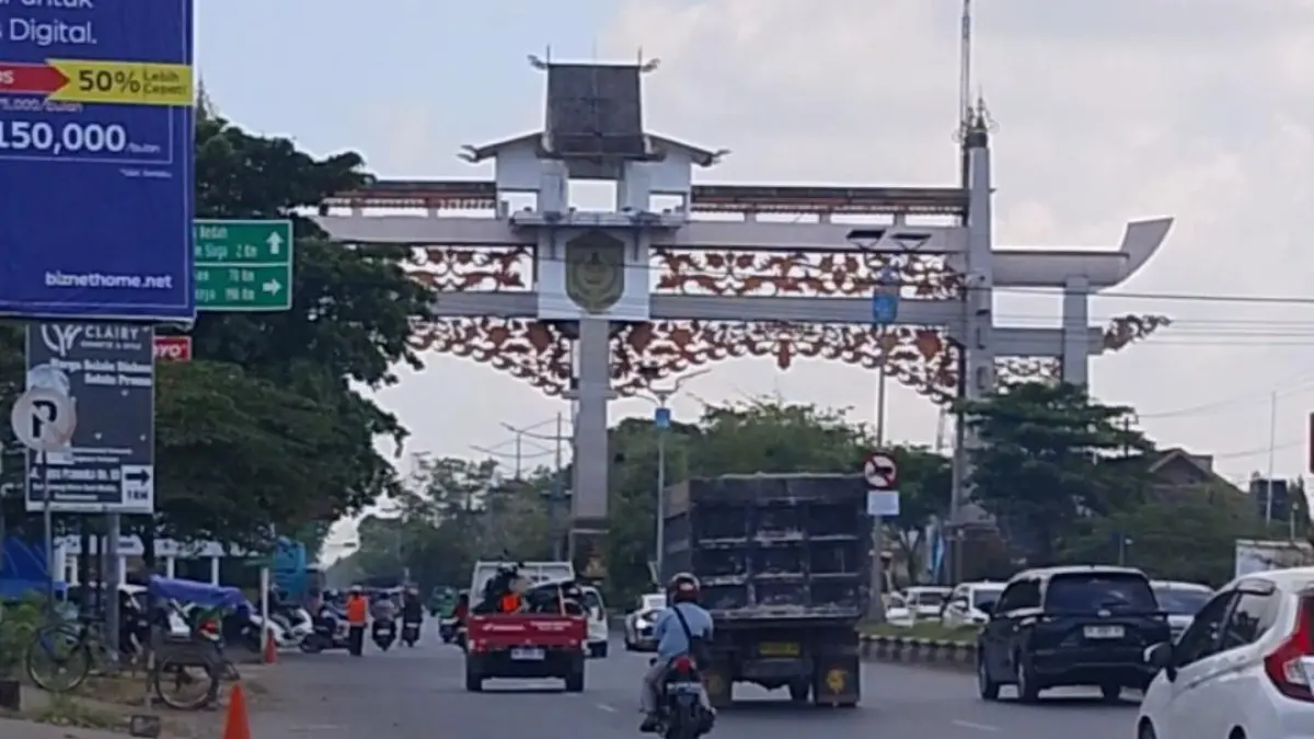 PERLU PENANGANAN: Kondisi gerbang batas Kota Banjarmasin di Jalan Ahmad Yani Km 6 yang mengalami kerusakan. (Endang Syarifuddin/Radar Banjarmasin)