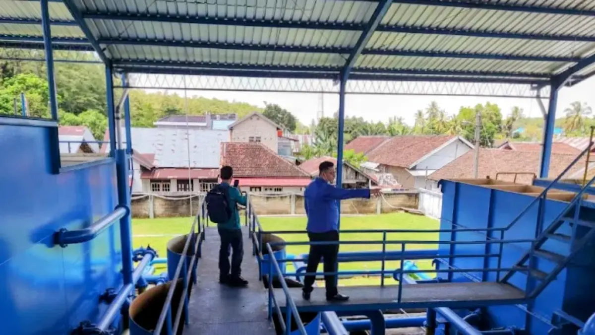 POMPA DISTRIBUSI: Petugas PTAM Intan Banjar memantau proses distribusi air bersih di instalasi pengolahan (PTAM INTAN BANJAR)