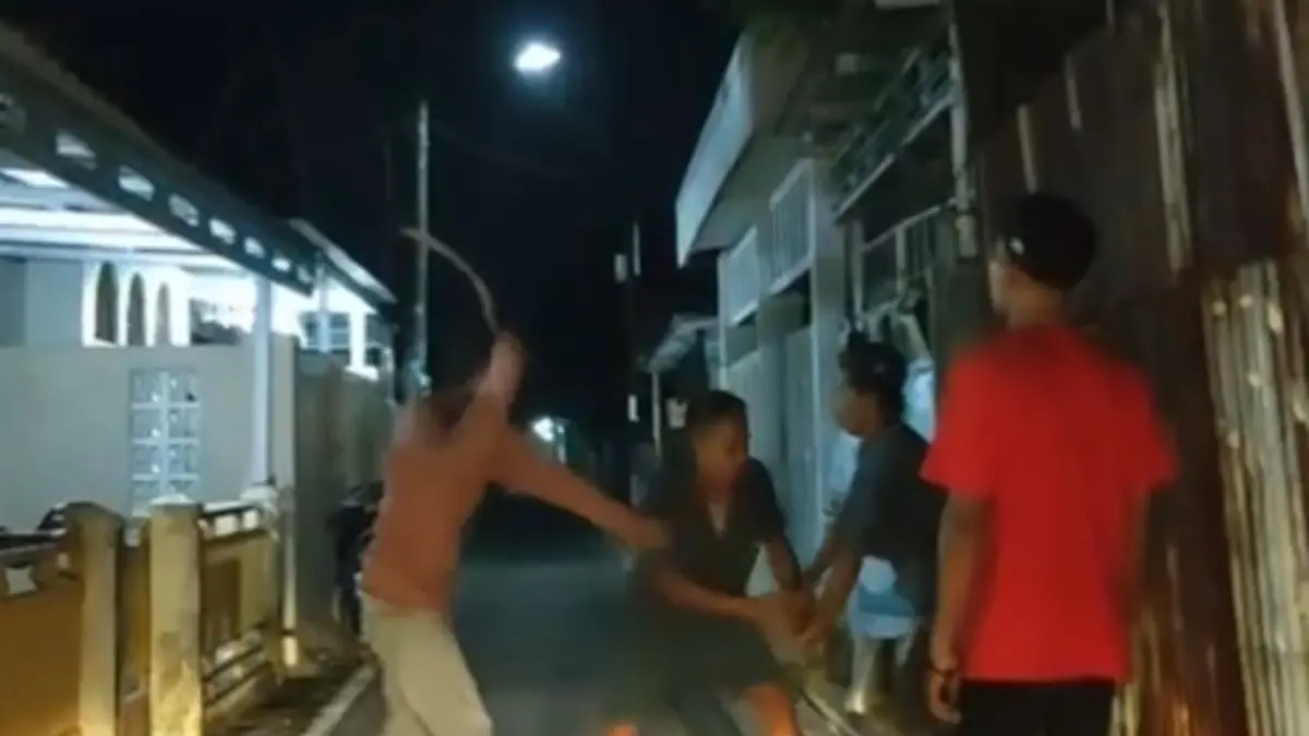 Rekaman video warga, memperlihatkan perkelahian yang melibatkan empat orang di Gang Kita, Teluk Dalam, Banjarmasin Tengah. Akibatnya nyawa Ibus melayang. (Tangkap Layar)