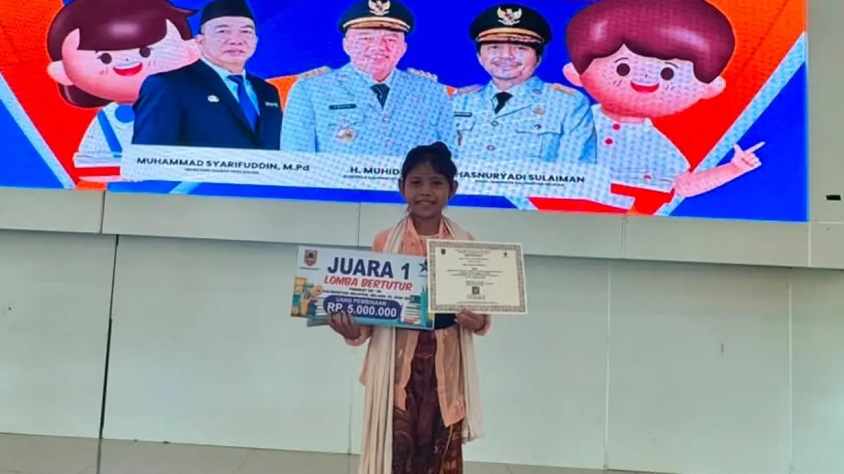 SENANG: Nur Shofa Fadhila, siswi SDN 2 Rampa Kabupaten Kotabaru memperlihatkan hadiahnya.&nbsp;
Foto: Dipersip Kotabaru.&nbsp;
