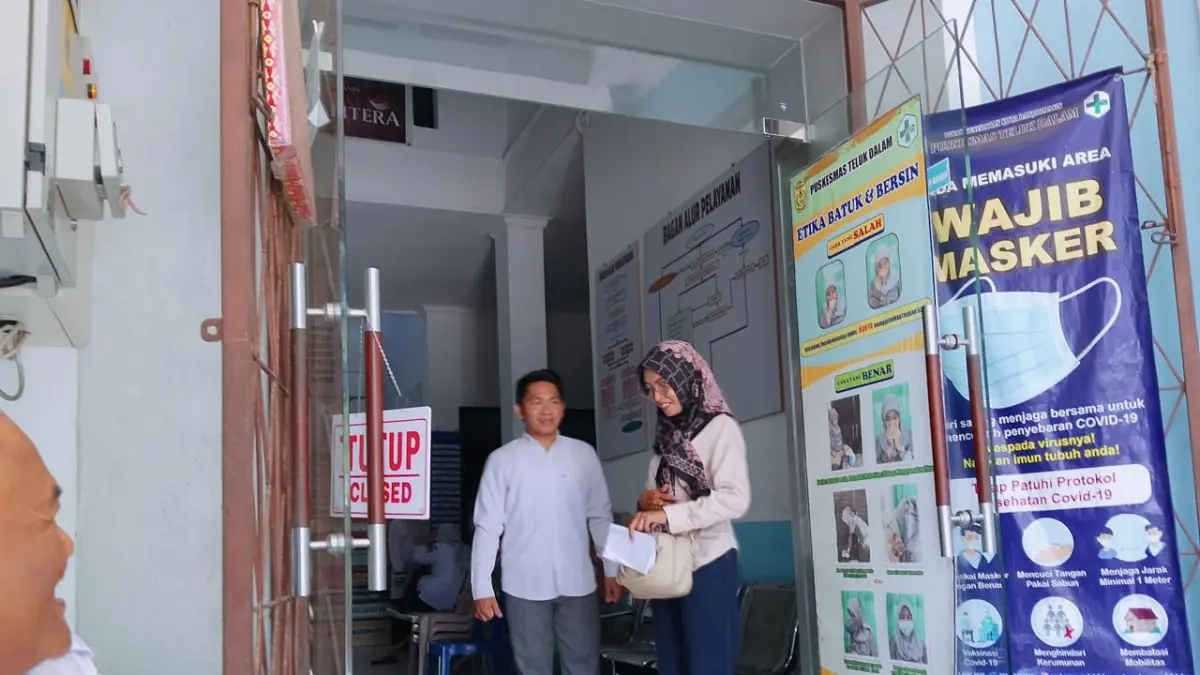 Seorang warga yang datang untuk berobat di Puskesmas Teluk Dalam terpaksa pulang setelah mendapat penjelasan dari petugas bahwa sejumlah layanan tidak dapat dilakukan akibat pemadaman listrik. (Endang Syarifuddin/Radar Banjarmasin)
&nbsp;