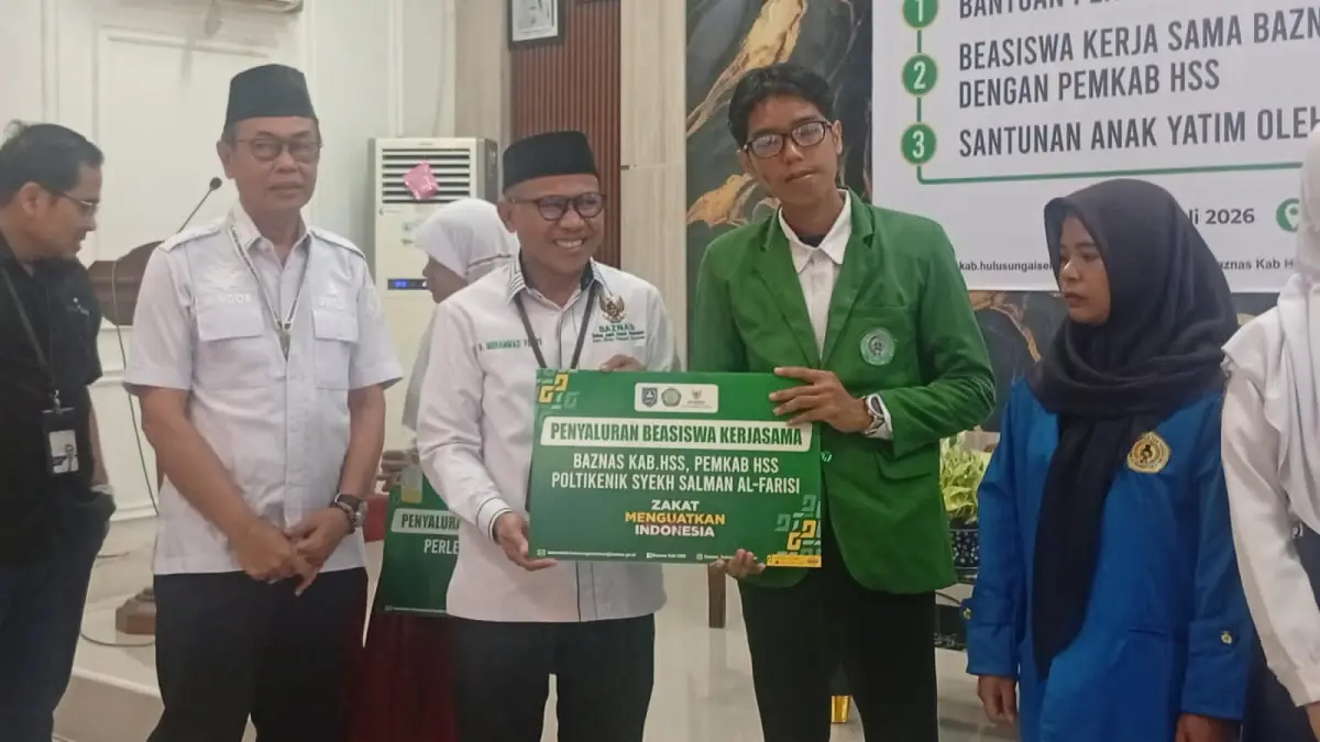 SIMBOLIS: Ketua BAZNAS Kabupaten HSS, H Muhammad Yunus didampingi Sekda HSS, H Muhammad Noor menyerahkan bantuan beasiswa kepada mahasiswa di Aula Wakil Bupati HSS, Rabu (17/6/2026). (Foto: M Padil Ihsan/Radar Banjarmasin)&nbsp;