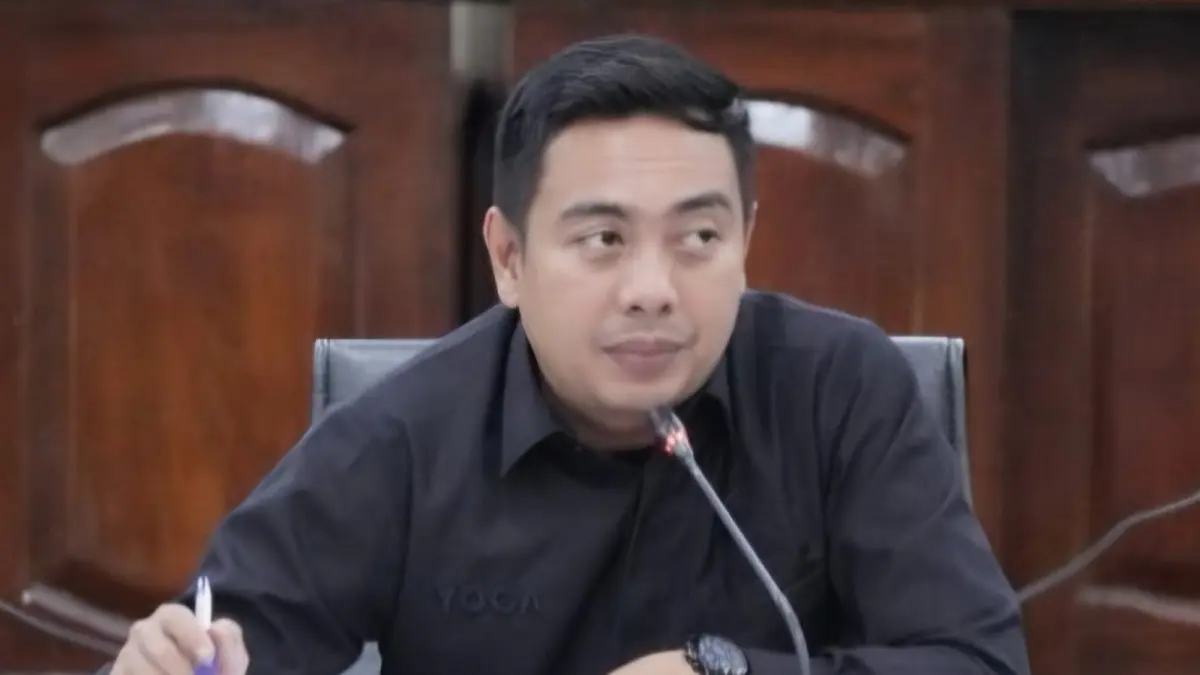 UNGKAP : Ketua Komisi I DPRD Tala Yoga Pinis Suhendra ketika memimpin rapat mediasi sengketa lahan warga Desa Sabuhur dengan PT KTI. (Foto : Humas DPRD Tala)